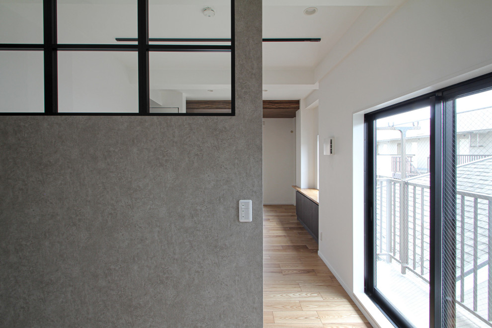 Идея дизайна: коридор среднего размера в скандинавском стиле с серыми стенами, светлым паркетным полом, коричневым полом, многоуровневым потолком и обоями на стенах