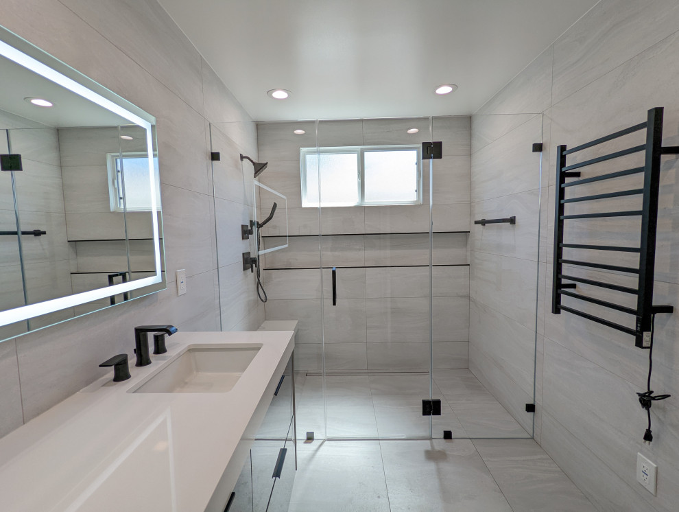 Esempio di una grande stanza da bagno padronale minimalista con ante lisce, ante grigie, piastrelle grigie, piastrelle in gres porcellanato, top in quarzo composito, top bianco, due lavabi e mobile bagno sospeso