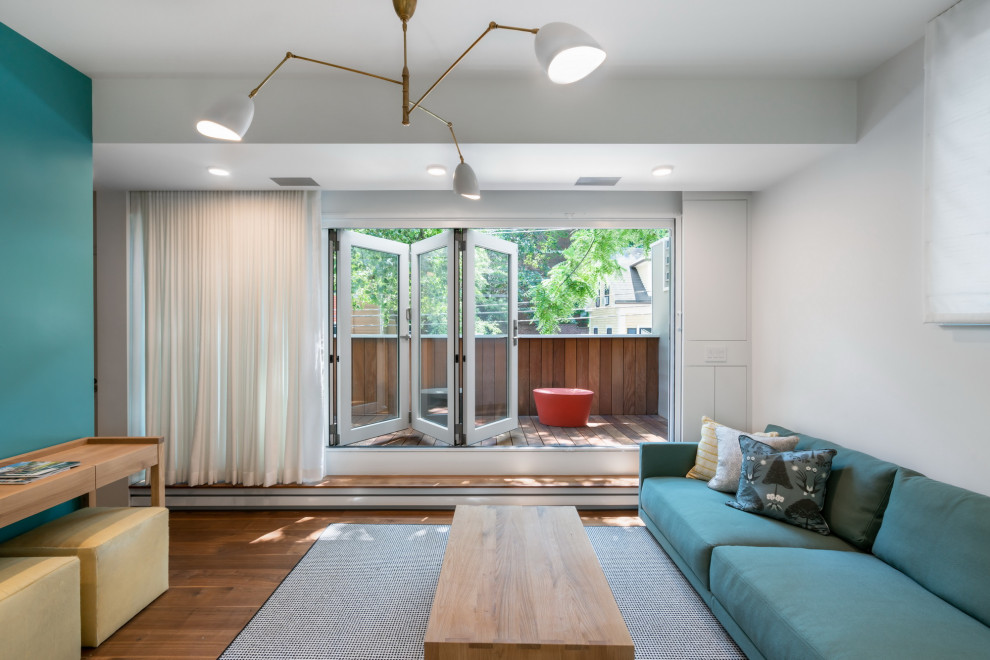 Kleines, Offenes Modernes Wohnzimmer ohne Kamin mit grüner Wandfarbe und dunklem Holzboden in Boston