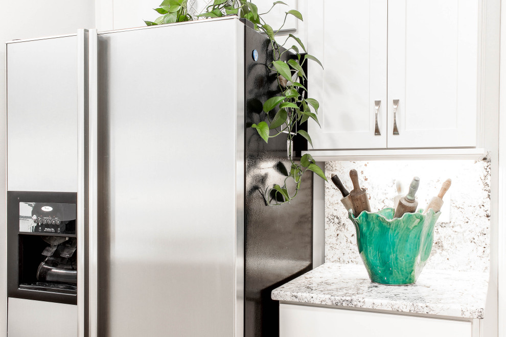 Kitchen - transitional kitchen idea