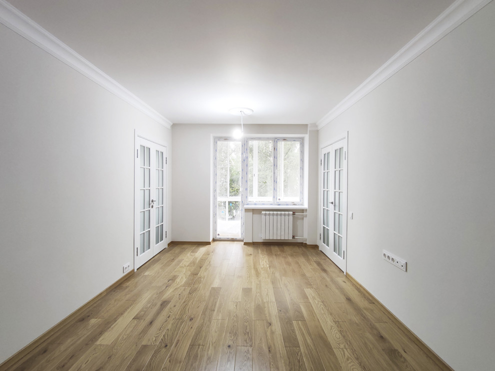 Светлая проходная комната с балконом