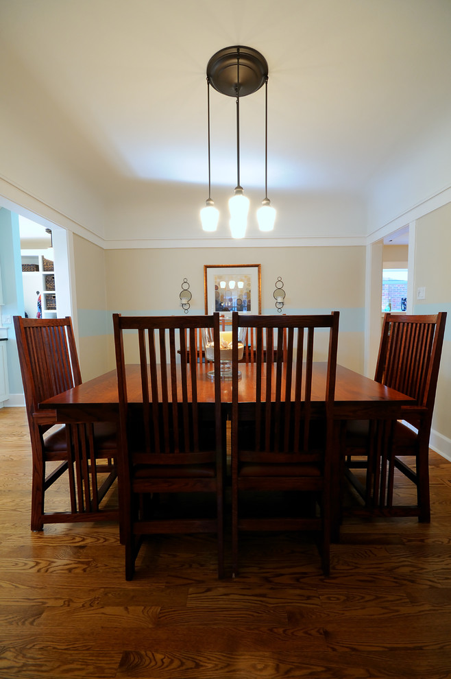 This is an example of a traditional dining room in Chicago.