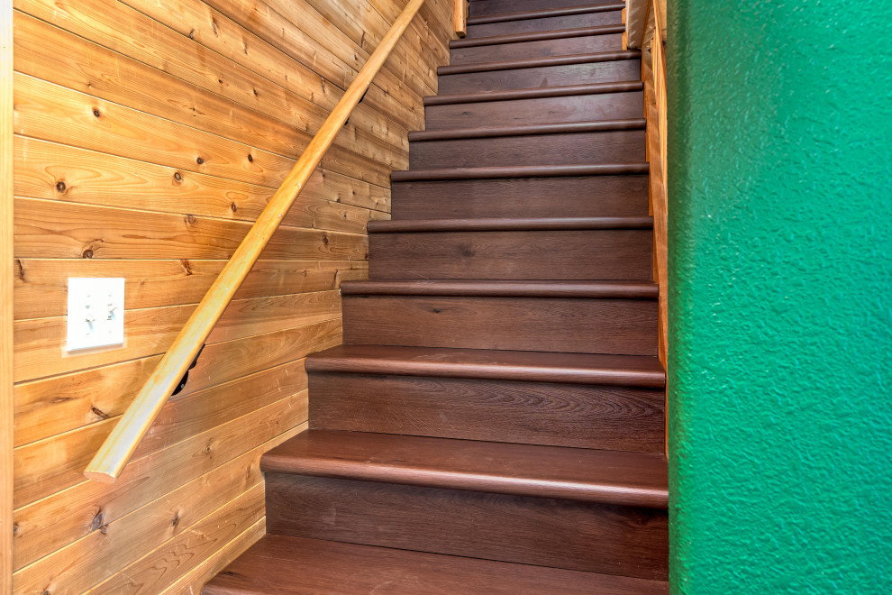 サクラメントにあるお手頃価格の中くらいなエクレクティックスタイルのおしゃれな直階段 (木の蹴込み板、木材の手すり) の写真