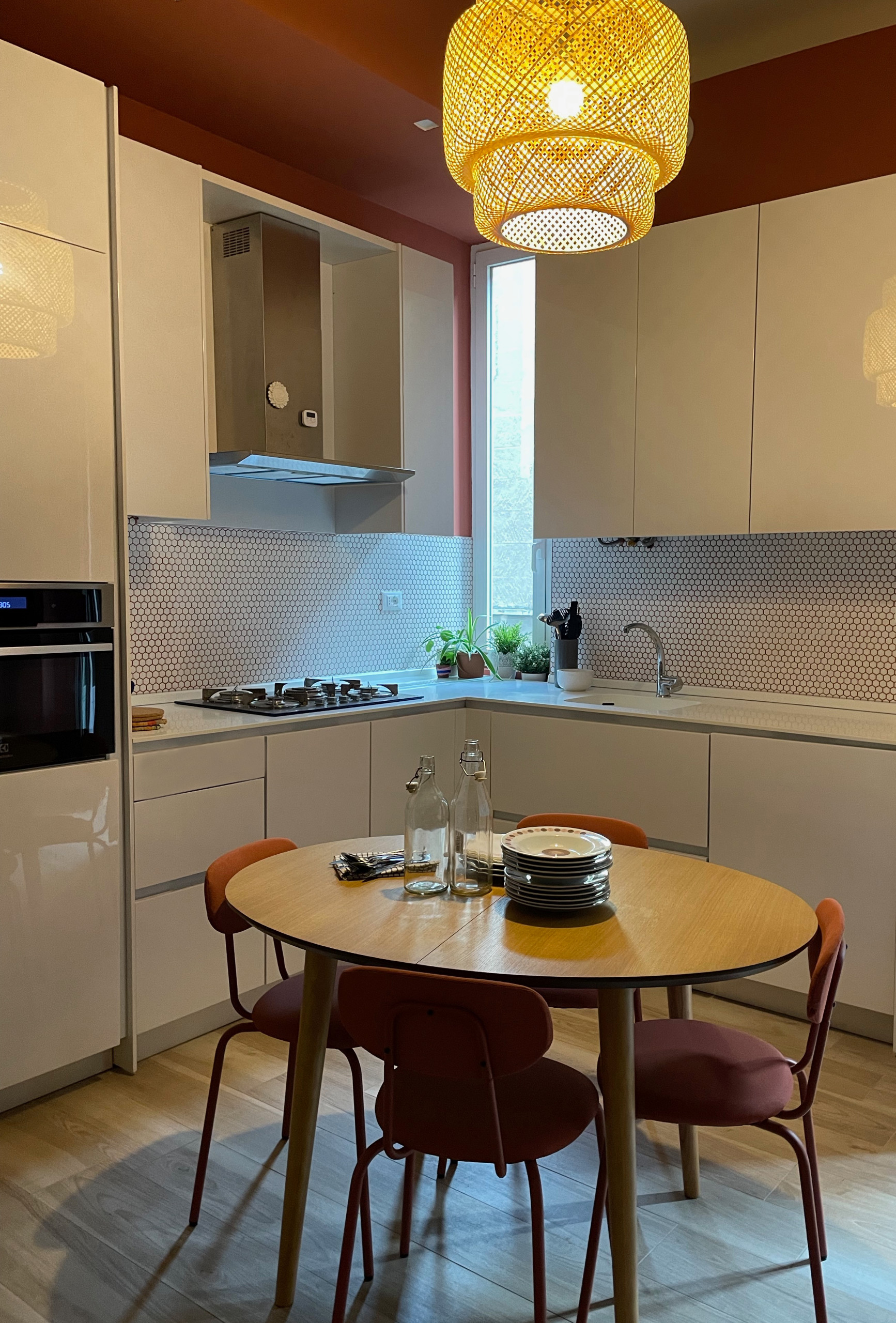 Cucina a vista con composizione angolare e zona pranzo