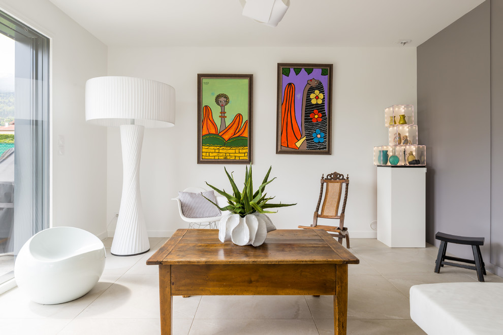 Свежая идея для дизайна: парадная, изолированная гостиная комната среднего размера в современном стиле с белыми стенами без камина, телевизора - отличное фото интерьера