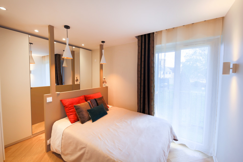 Immagine di una camera matrimoniale minimalista di medie dimensioni con pavimento in compensato, pavimento beige e soffitto ribassato