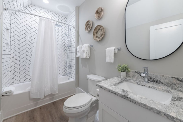 Hanes Bee modern-badezimmer