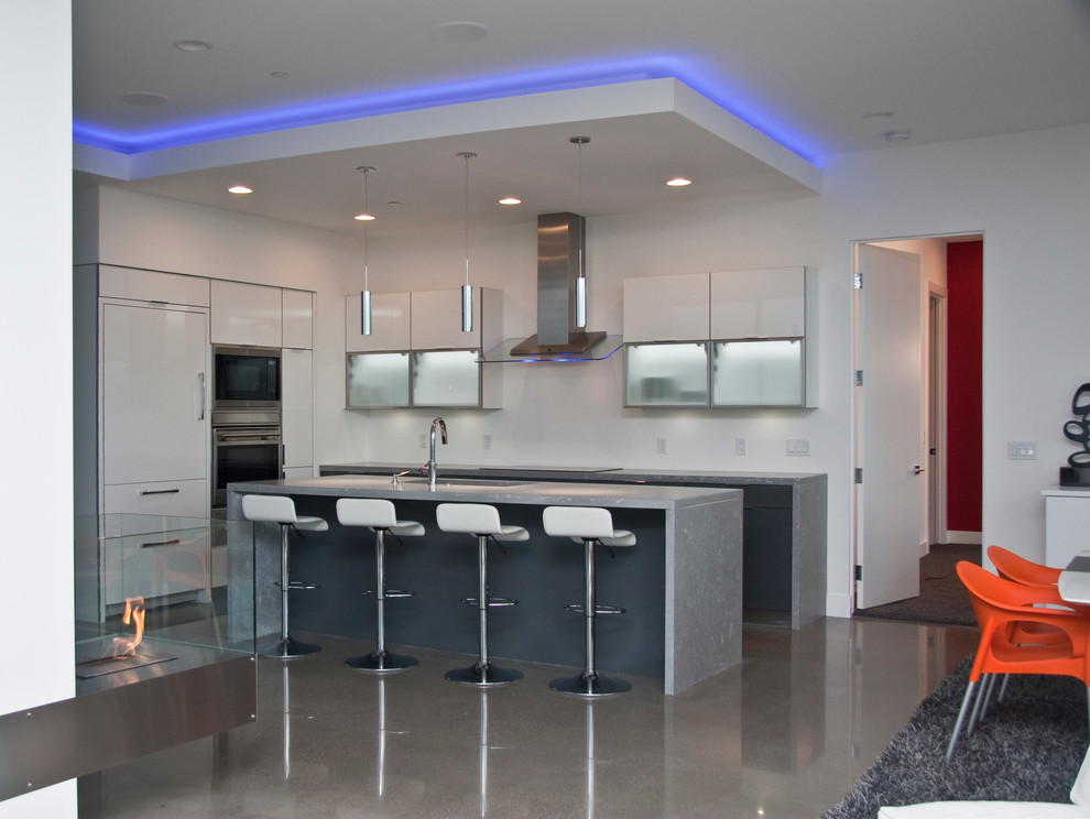 Photo of a modern kitchen in Grand Rapids.