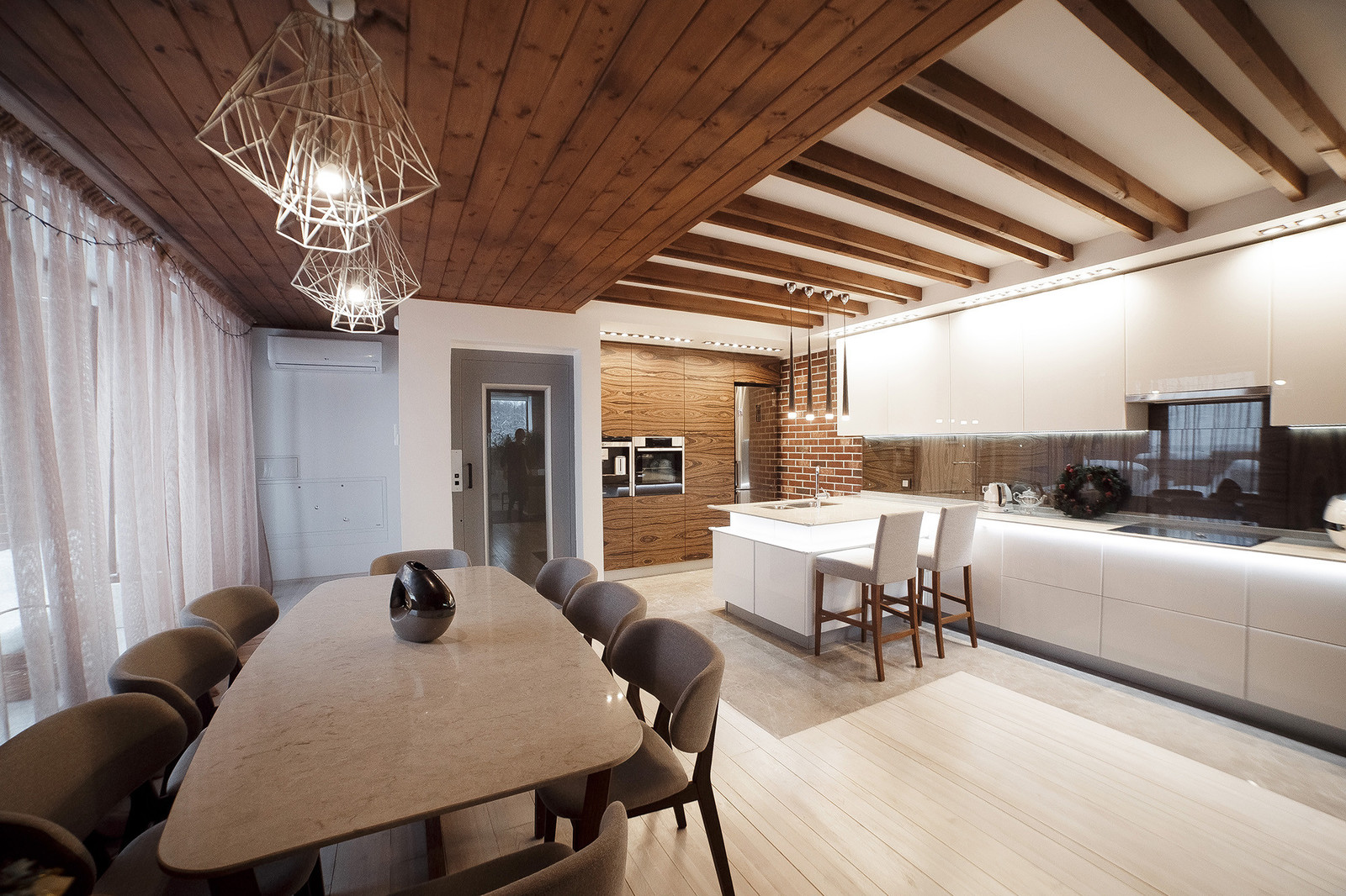 Интерьер коттеджа  300 кв. м   на Танковомкольце