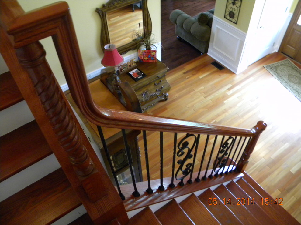 Mid-sized traditional wood l-shaped staircase in Philadelphia with wood risers.