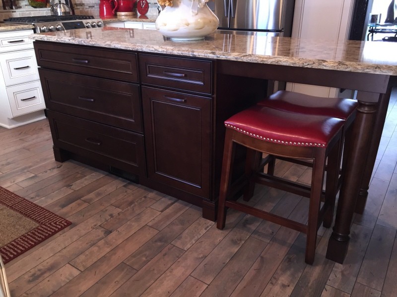 Home design - mid-sized transitional u-shaped medium tone wood floor home design idea with an undermount sink, flat-panel cabinets, dark wood cabinets, quartz countertops, beige backsplash, stone tile backsplash, stainless steel appliances and an island