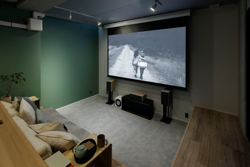 Immagine di un home theatre minimalista con pareti bianche, moquette, schermo di proiezione e pavimento grigio