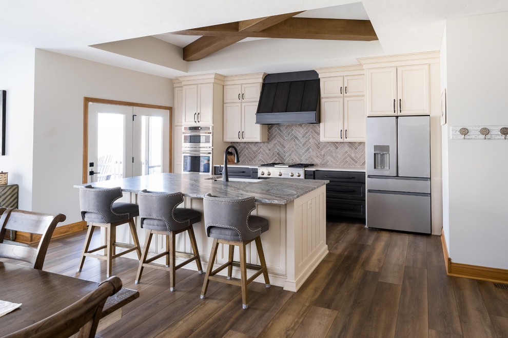Exempel på ett mellanstort modernt grå grått kök och matrum, med en undermonterad diskho, skåp i shakerstil, gula skåp, granitbänkskiva, rostfria vitvaror, mellanmörkt trägolv och en köksö