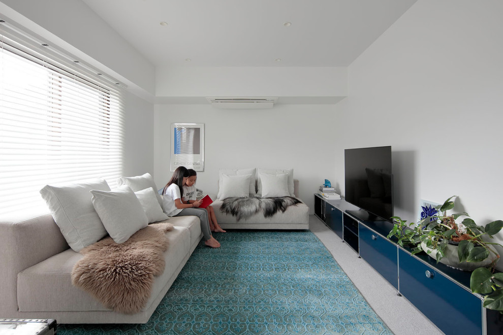 Idee per un soggiorno minimalista di medie dimensioni e aperto con sala formale, pareti bianche, moquette, TV autoportante, pavimento grigio, soffitto in carta da parati e carta da parati