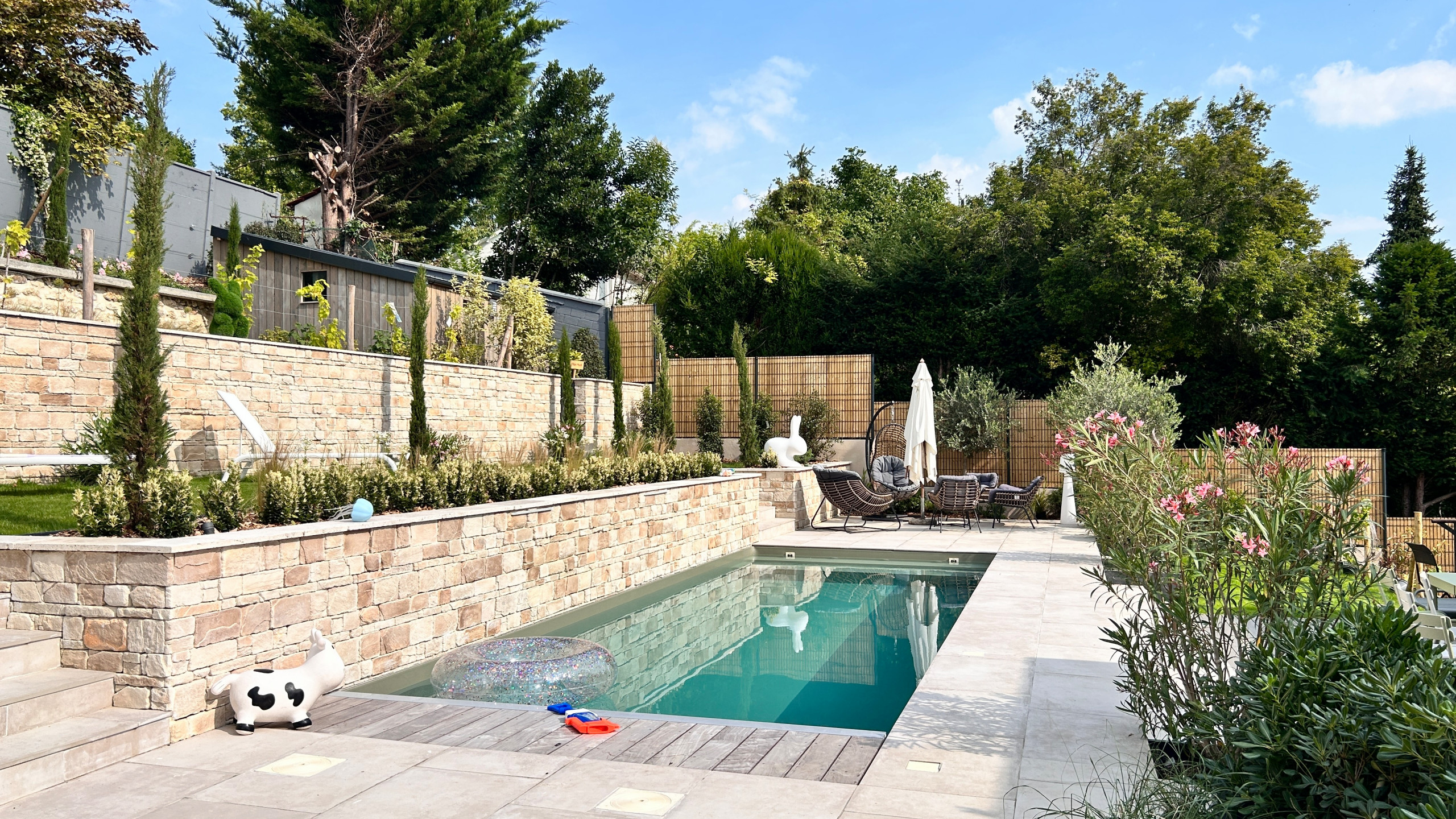 Un jardin en pente d'ambiance méditerranéenne