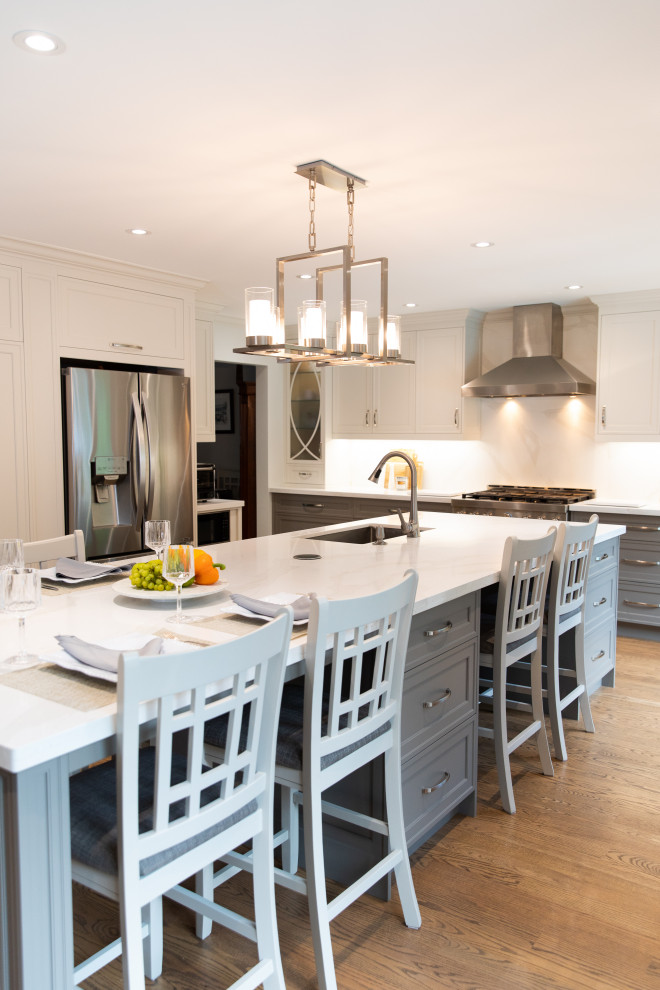 Transitional kitchen photo in Toronto