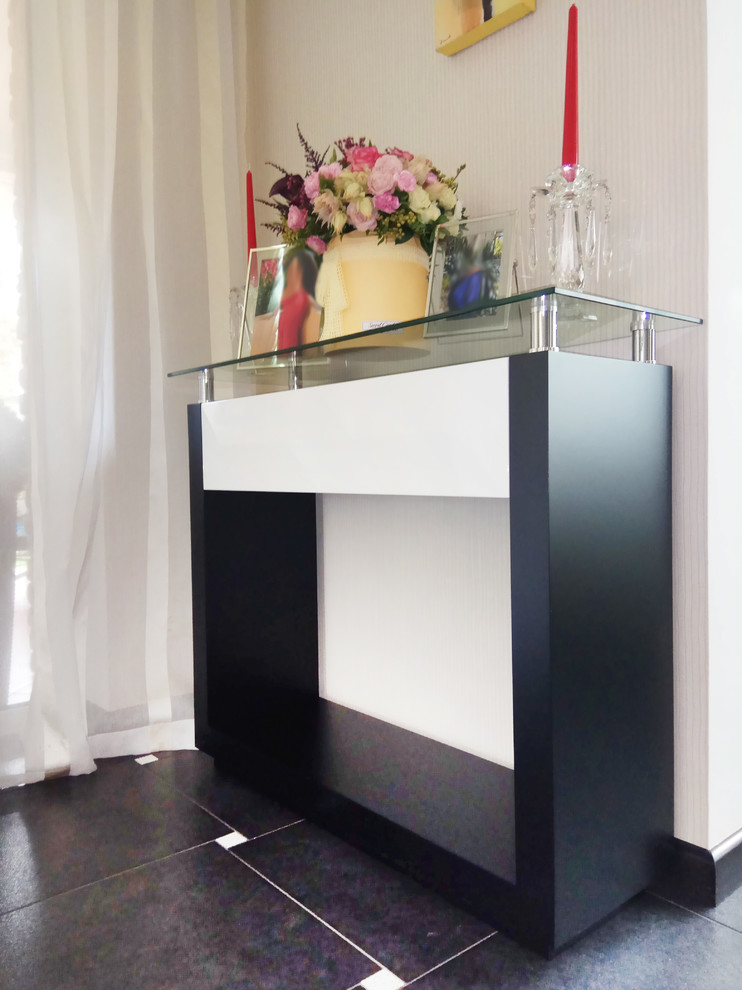 Красная кухня в пригородном поселке