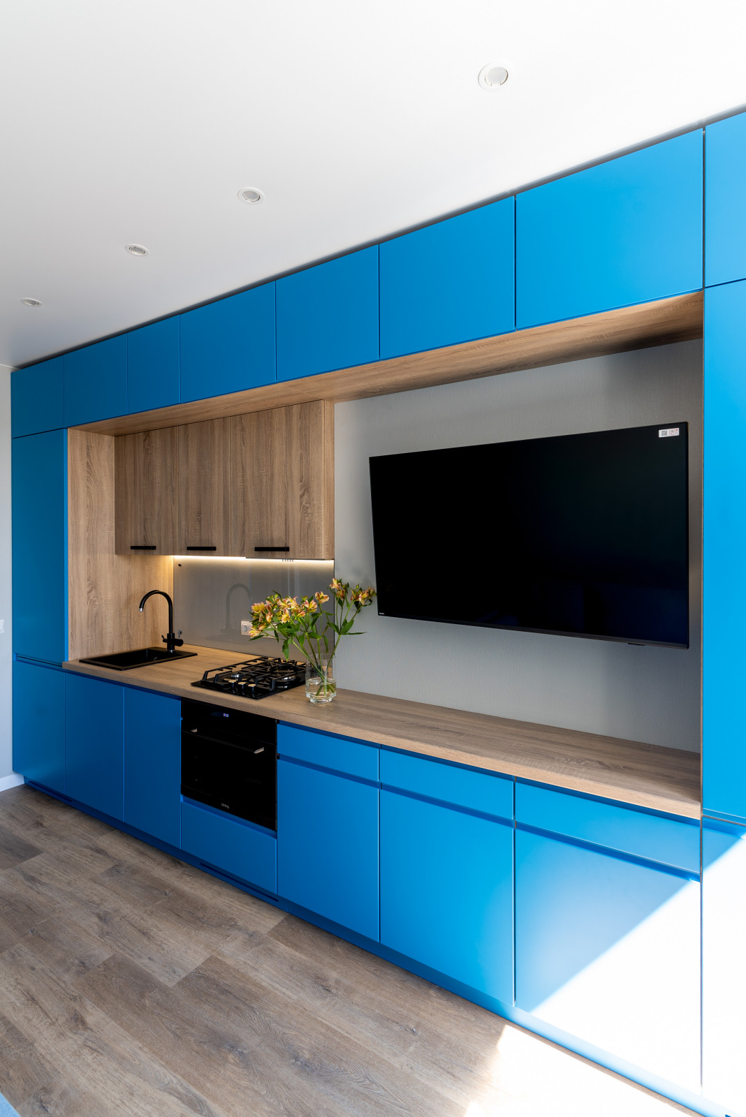 Многофункциональная кухня в ярком цвете