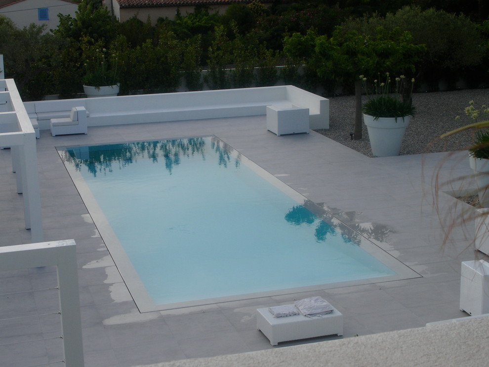 This is an example of a contemporary swimming pool in Montpellier.
