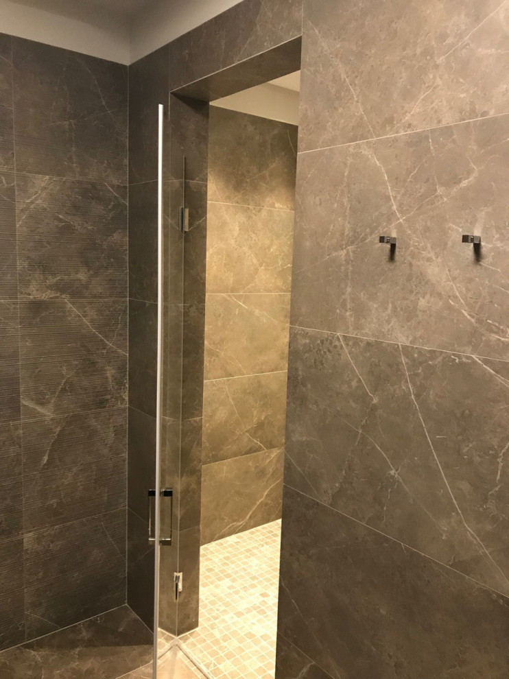 Стеклянная дверь в душевую