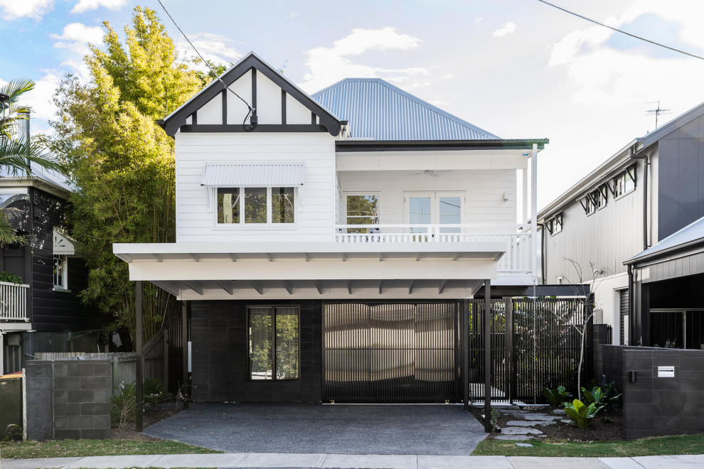 Modelo de fachada de casa multicolor y gris industrial grande de dos plantas con revestimientos combinados, tejado a dos aguas, tejado de metal y panel y listón
