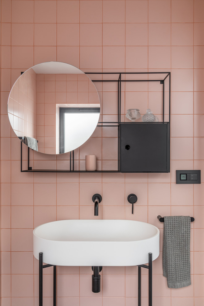 Ejemplo de cuarto de baño principal, de pie y único contemporáneo con puertas de armario negras, baldosas y/o azulejos rosa, baldosas y/o azulejos de cerámica y lavabo tipo consola