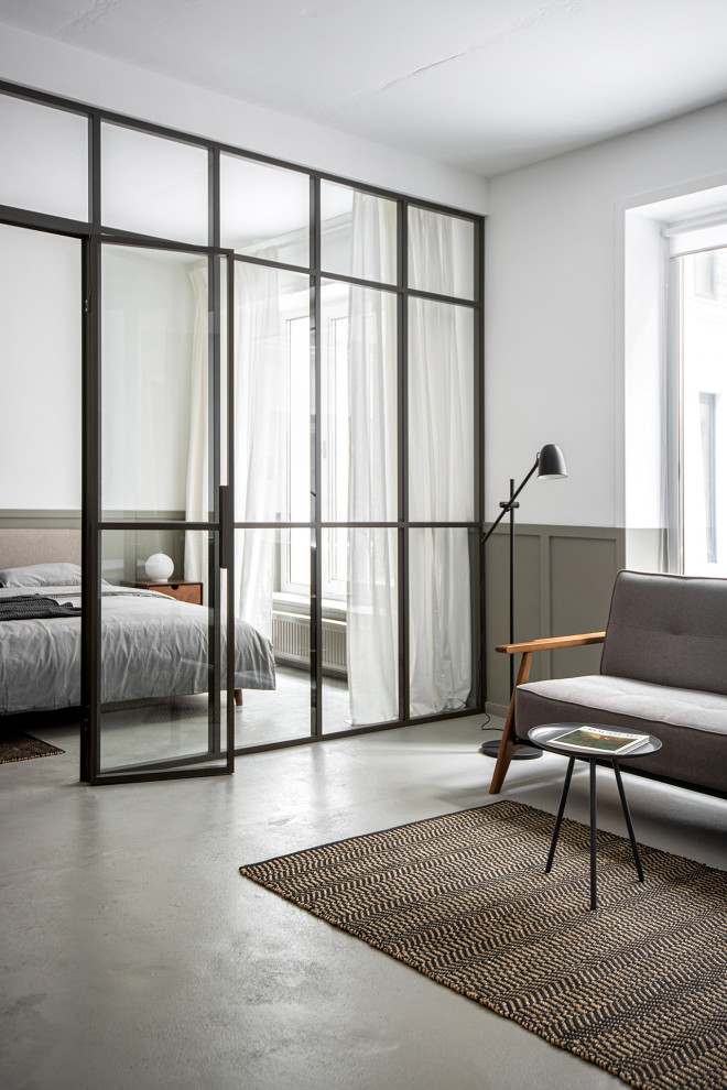 Идея дизайна: открытая гостиная комната среднего размера в современном стиле с белыми стенами, бетонным полом, серым полом и панелями на части стены