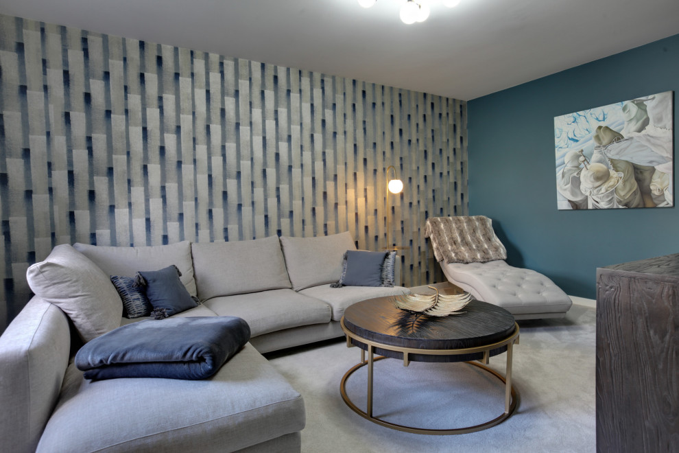 Mittelgroßes, Repräsentatives, Abgetrenntes Modernes Wohnzimmer mit blauer Wandfarbe, Teppichboden, freistehendem TV, grauem Boden und Tapetenwänden in Essex