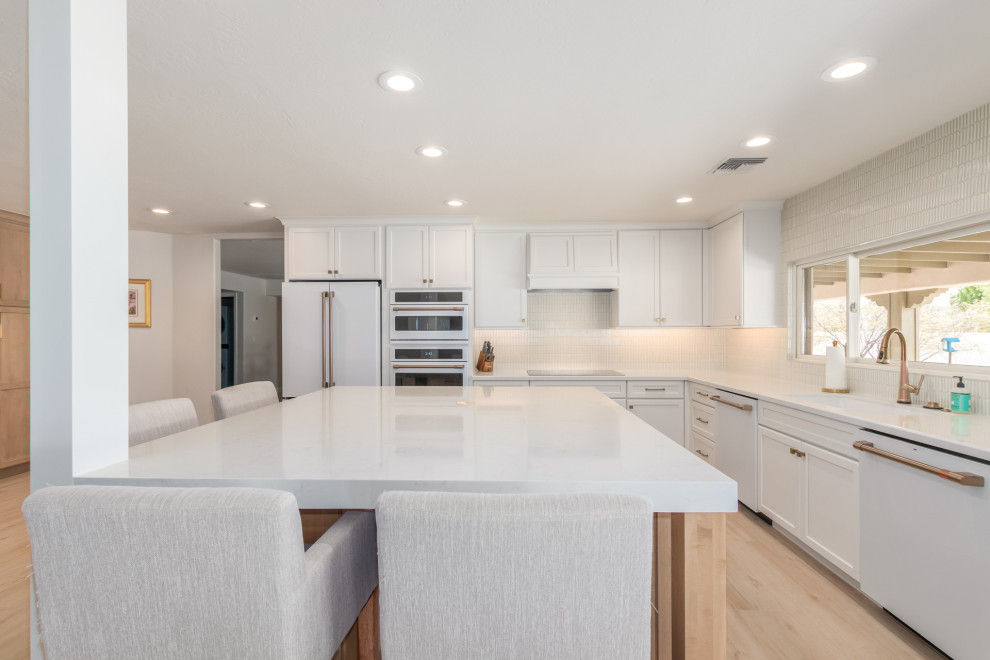 Kitchen - transitional kitchen idea in Phoenix