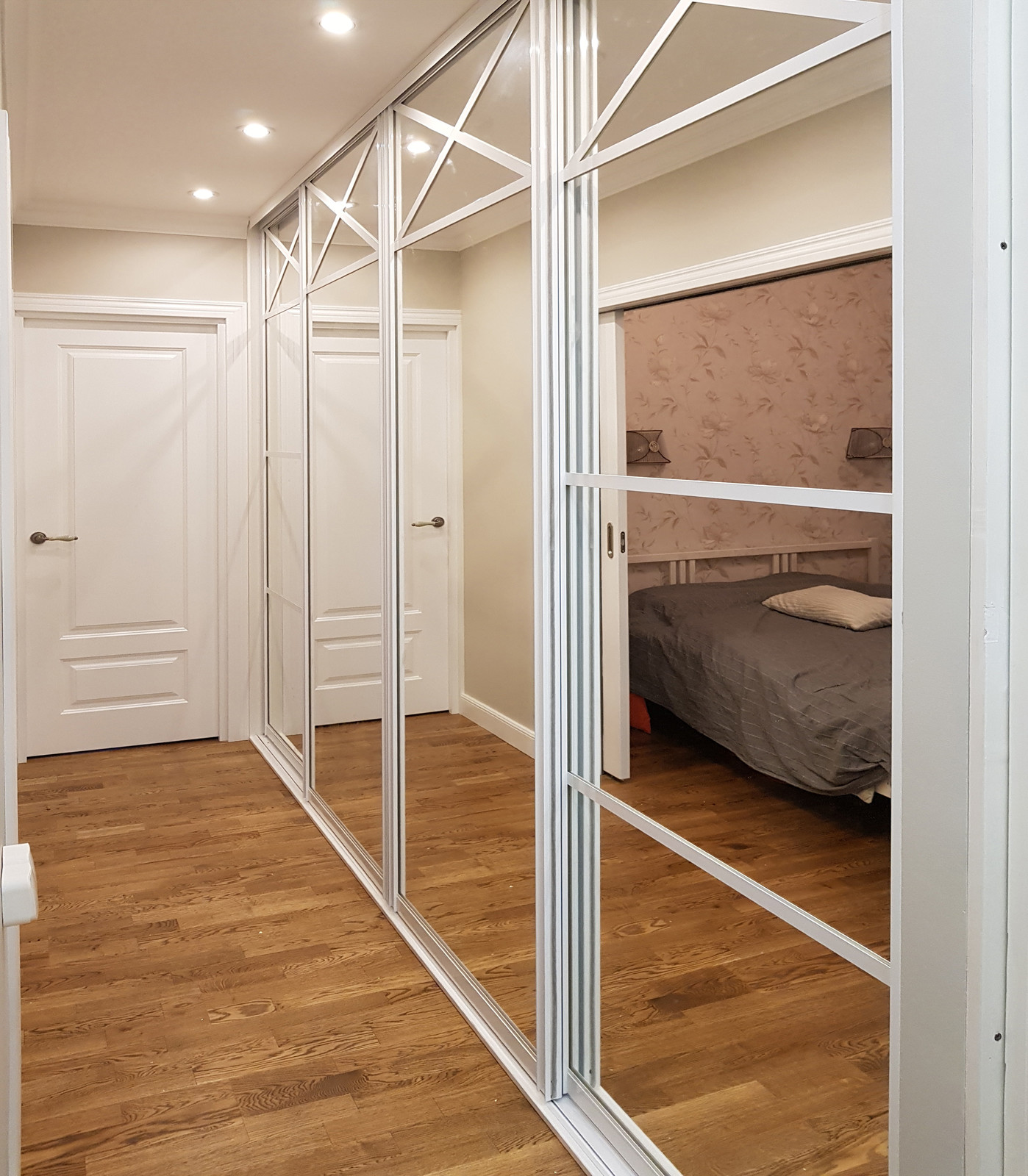 Зеркальный шкаф купе с декоративными раскладками в коридоре