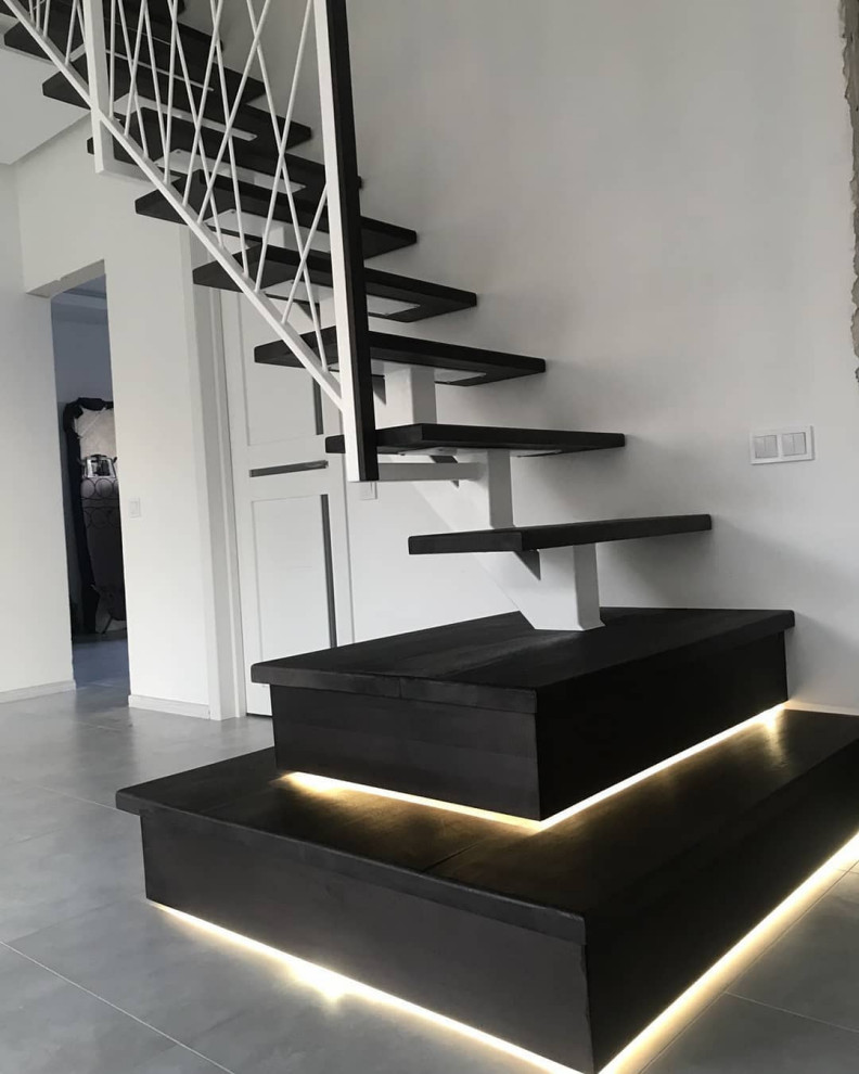 Идея дизайна: прямая деревянная лестница среднего размера в современном стиле с деревянными ступенями и металлическими перилами