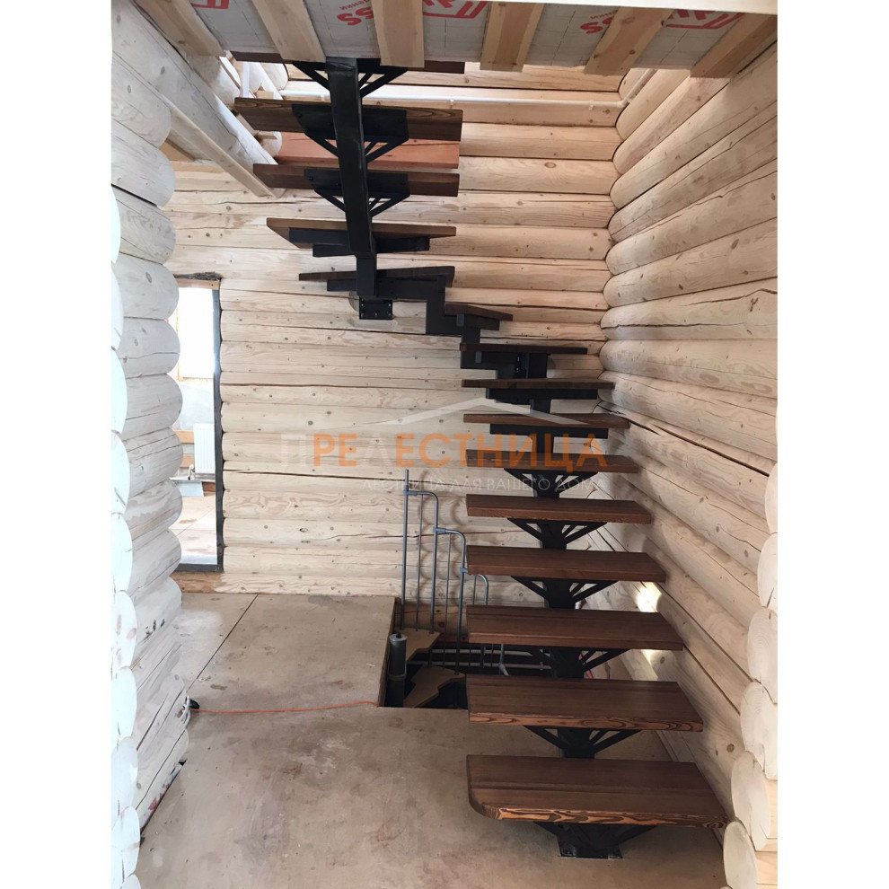 Стильный дизайн: п-образная металлическая лестница среднего размера с крашенными деревянными ступенями и деревянными стенами - последний тренд