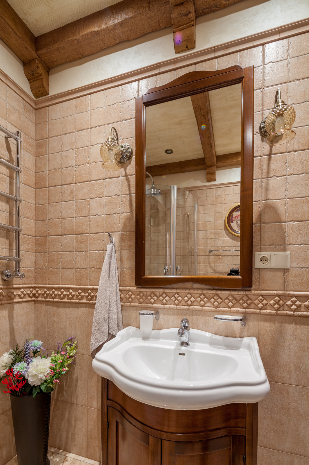 Двухэтажный дом с цокольным этажом и мансардой