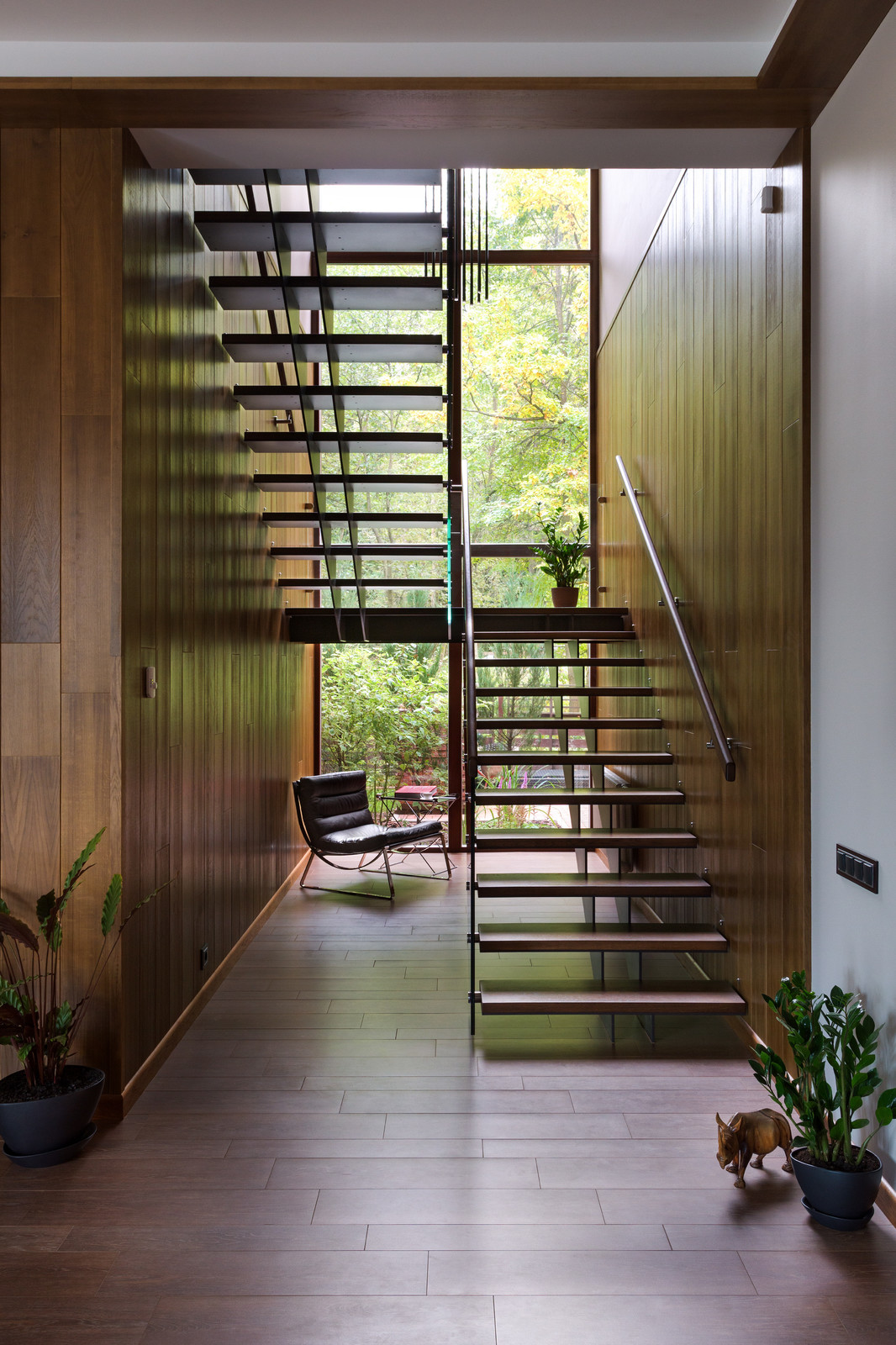 Лестница загородного дома загородного дома в Подмосковье