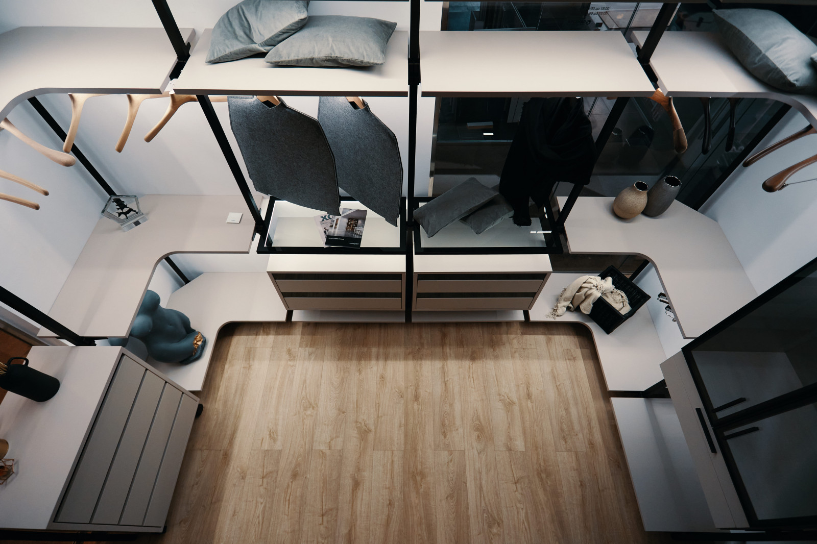 Гардеробная система UNO raumplus с раздвижными подвесными дверьми