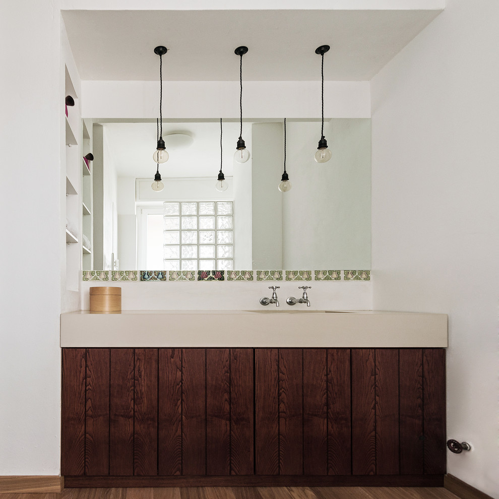 Photo of a large country bathroom in Angers with an integrated sink and concrete benchtops.