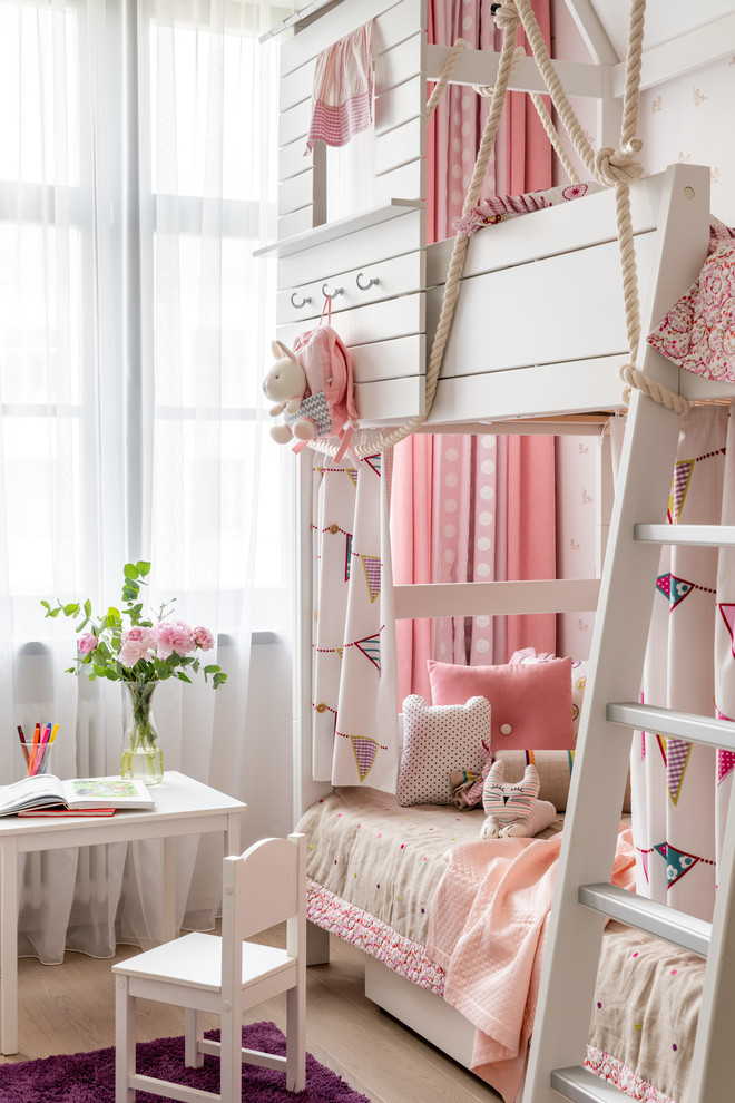 Mid-sized eclectic kids' bedroom in Moscow with light hardwood floors for girls and kids 4-10 years old.