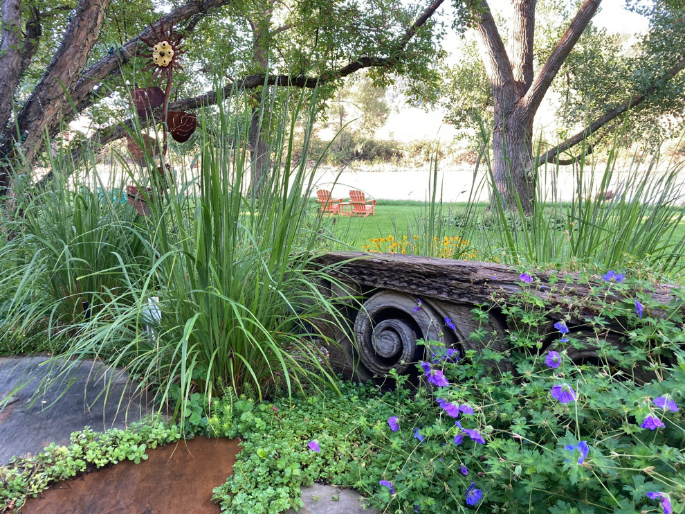 Ispirazione per un ampio giardino xeriscape minimalista esposto a mezz'ombra davanti casa in estate con un ingresso o sentiero e pavimentazioni in pietra naturale