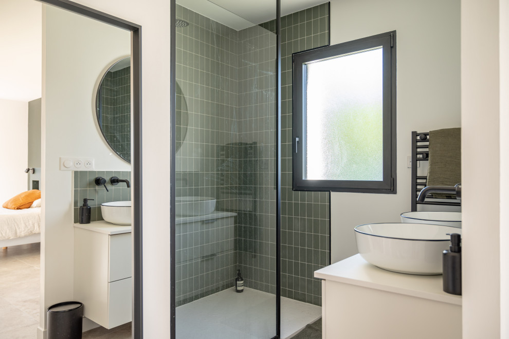 Свежая идея для дизайна: ванная комната среднего размера в стиле модернизм с белыми фасадами, душем без бортиков, зеленой плиткой, керамической плиткой, белыми стенами, душевой кабиной, накладной раковиной, столешницей из ламината, белой столешницей, окном, тумбой под две раковины и подвесной тумбой - отличное фото интерьера