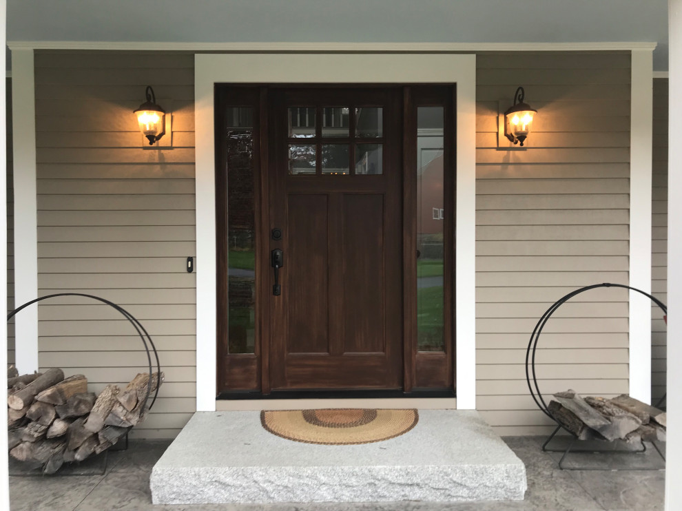 Idée de décoration pour une porte d'entrée champêtre avec une porte simple et une porte en bois foncé.