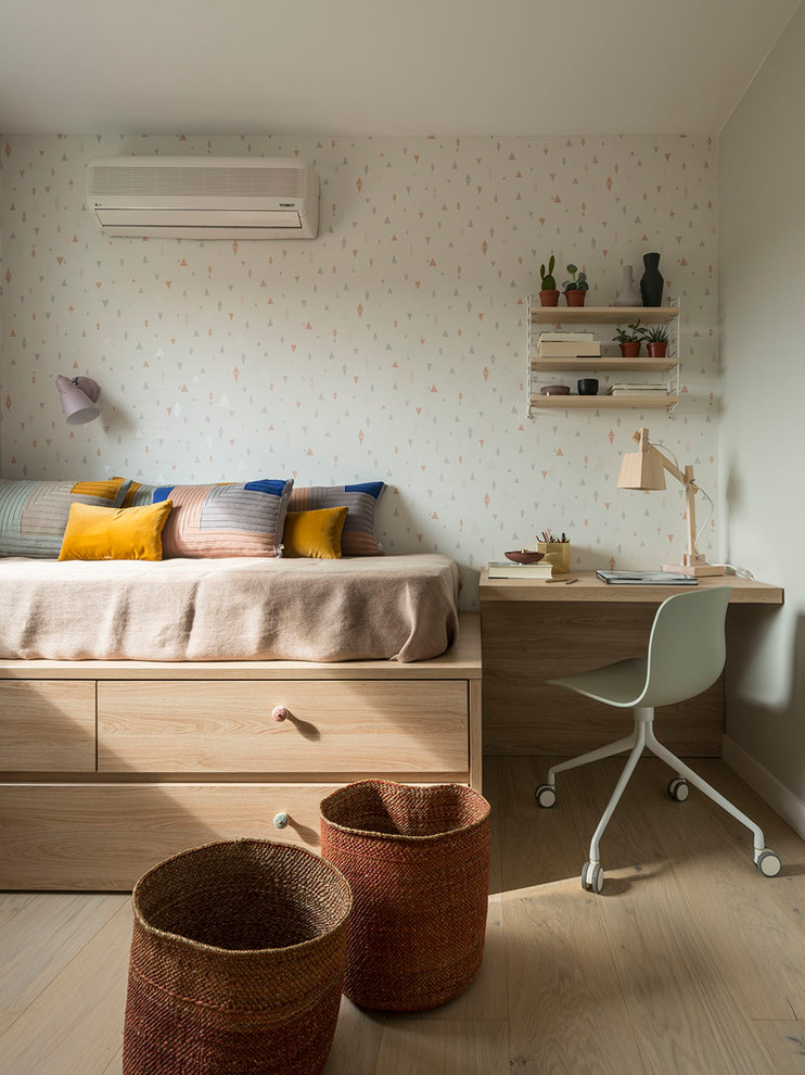 Design ideas for a mid-sized beach style kids' bedroom for kids 4-10 years old and girls in Barcelona with beige walls, light hardwood floors and brown floor.