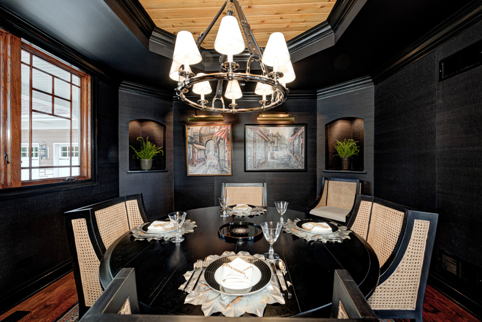 Esempio di una sala da pranzo bohémian chiusa e di medie dimensioni con pavimento in legno massello medio, soffitto in perlinato e pareti nere