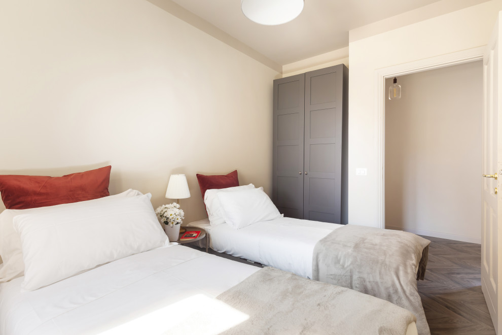 Idee per una camera degli ospiti eclettica con pareti beige, pavimento in laminato, pavimento beige e soffitto ribassato