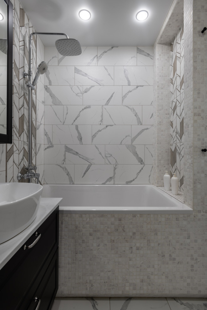 Inredning av ett litet vit vitt en-suite badrum, med luckor med infälld panel, svarta skåp, ett undermonterat badkar, en dusch/badkar-kombination, grå kakel, keramikplattor, vita väggar, klinkergolv i porslin, ett fristående handfat, laminatbänkskiva och dusch med duschdraperi