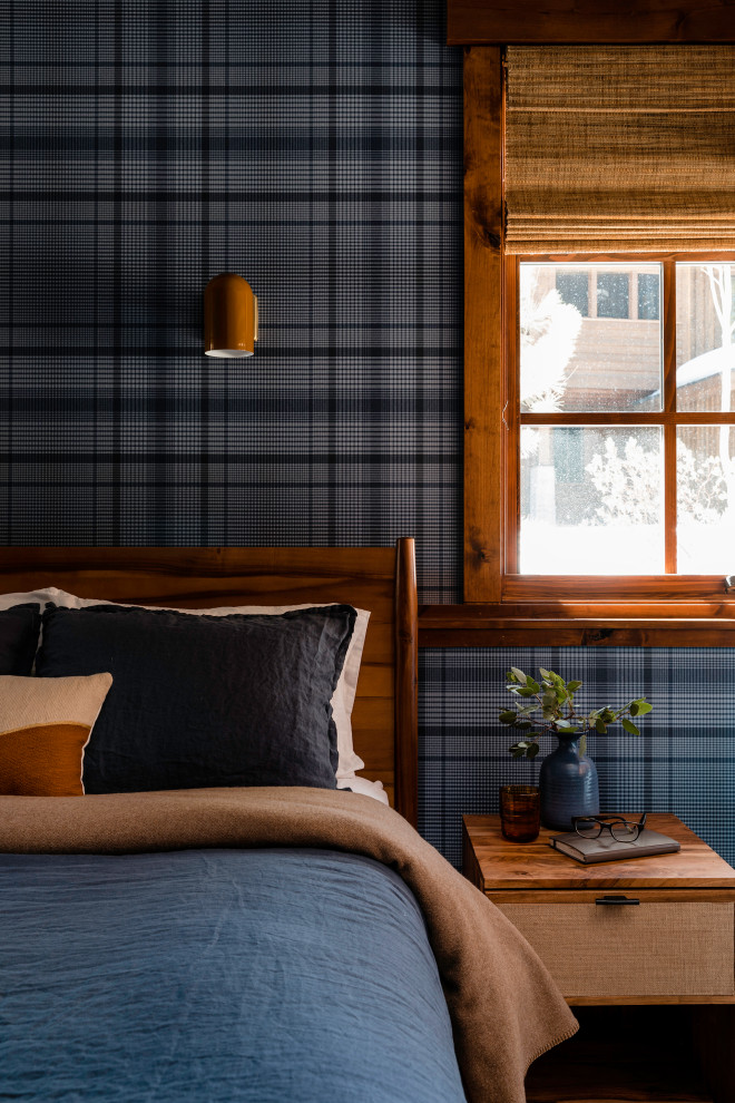 Свежая идея для дизайна: большая гостевая спальня (комната для гостей) в стиле фьюжн с синими стенами, ковровым покрытием, разноцветным полом и обоями на стенах - отличное фото интерьера