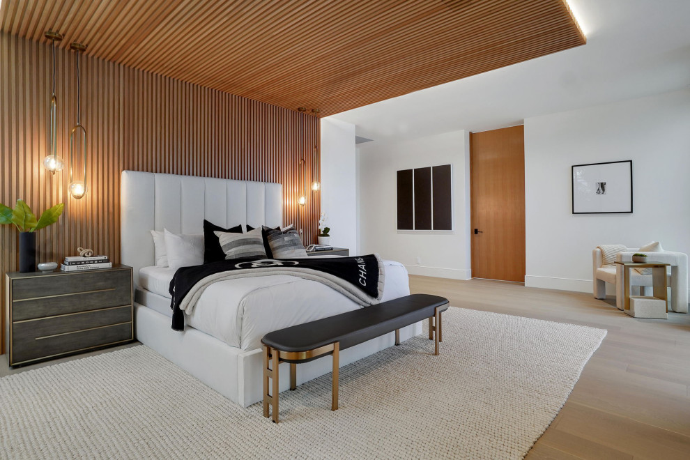 На фото: большая хозяйская спальня в современном стиле с белыми стенами, светлым паркетным полом, стандартным камином, фасадом камина из плитки, коричневым полом, деревянным потолком и деревянными стенами