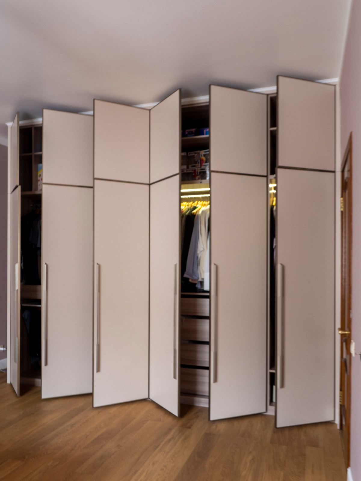 Стильный шкаф в спальню