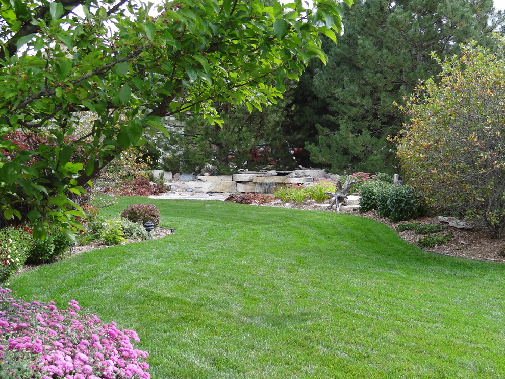 Photo of a contemporary garden in Milwaukee with a water feature.