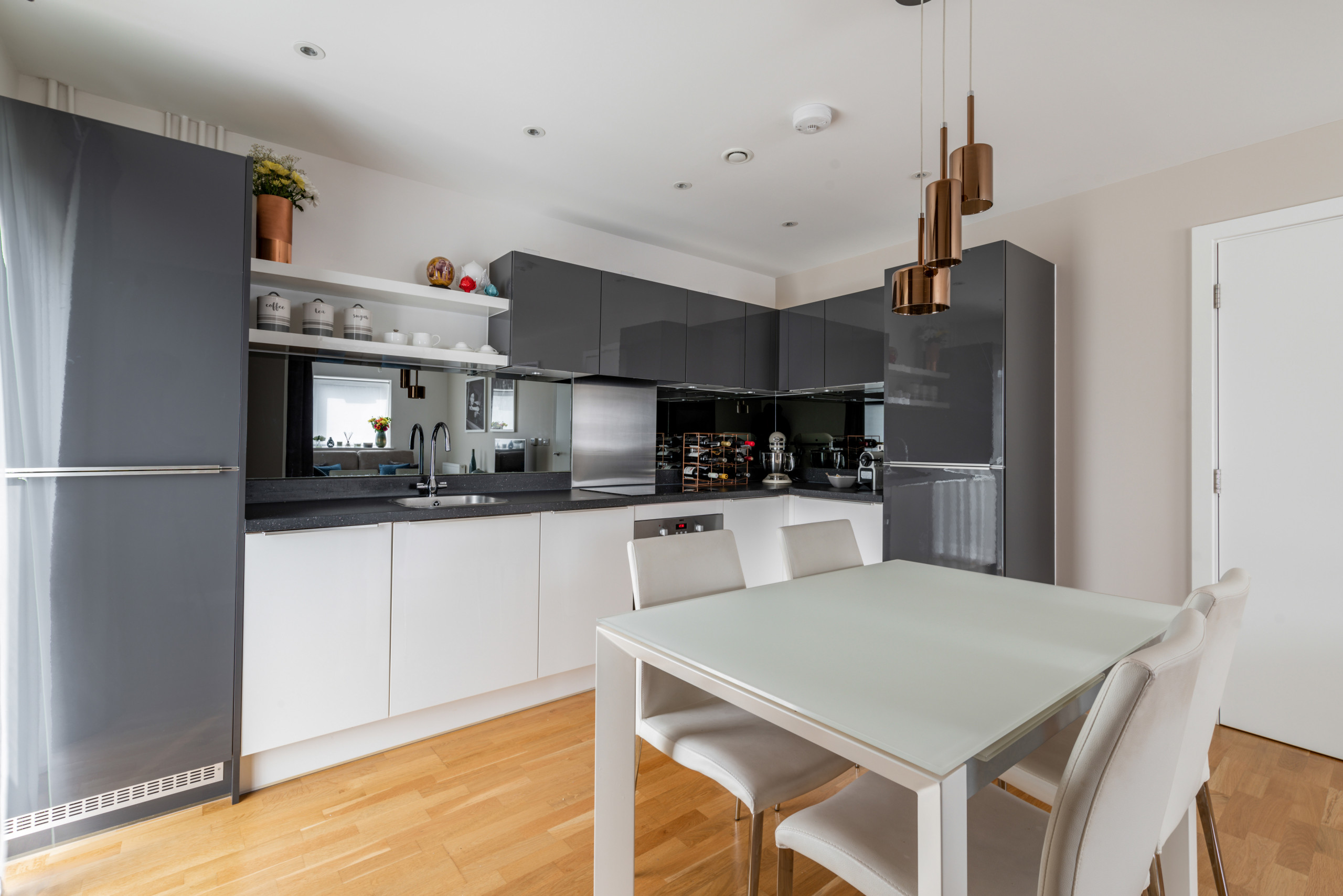 Inspiration for a contemporary kitchen remodel in London