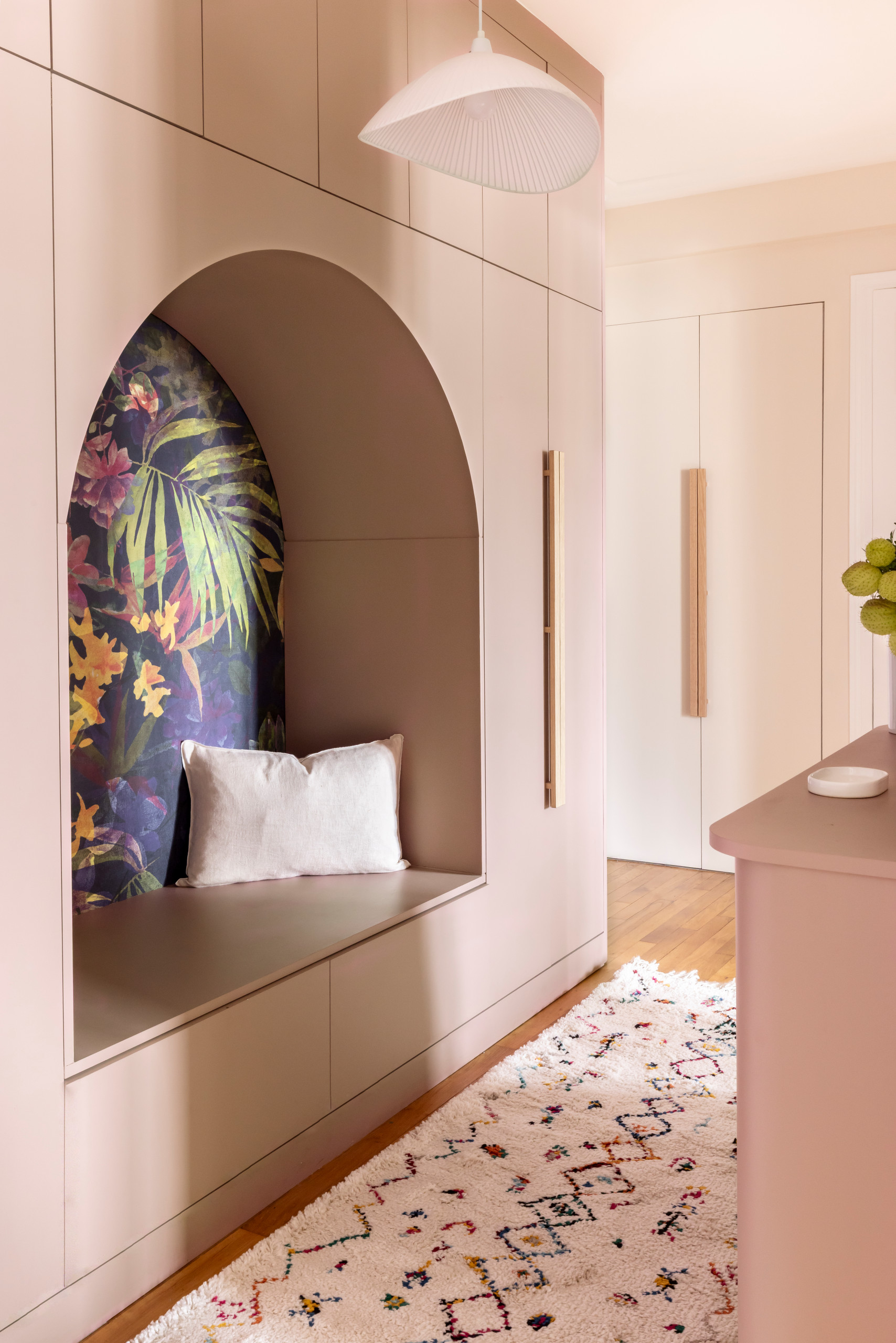 Entrée colorée avec banquette et rangements sur mesure